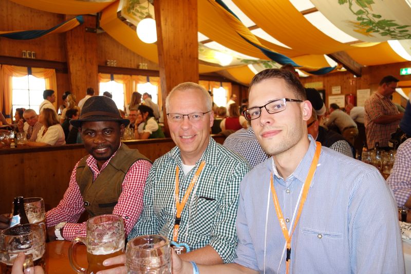 (v. l.) George Nkumbe und Björn Doerner, NEC, mit Marvin Baumeister, DELO. (Bild: IT-BUSINESS)