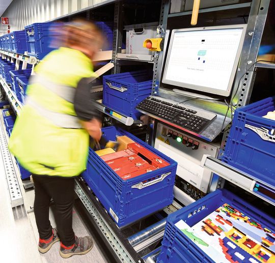 Automatisierung kann die Colli-Kosten pro Pick senken und damit die Wirtschaftlichkeit im E-Commerce-Geschäft erhöhen. Automatisierung kann die Colli-Kosten pro Pick senken und damit die Wirtschaftlichkeit im E-Commerce-Geschäft erhöhen.