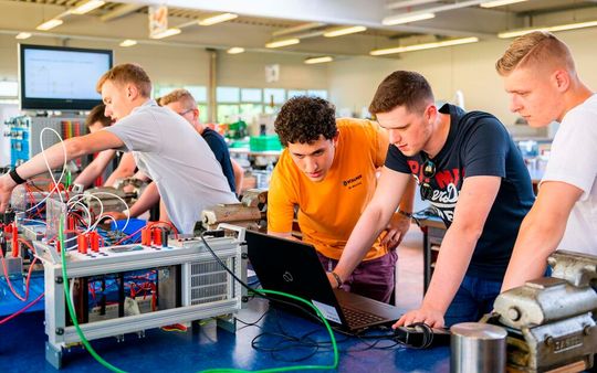 Together, the trainees were able to immerse themselves in the world of tool machining in the workshops at Vollmer's VCampus training event. Together, the trainees were able to immerse themselves in the world of tool machining in the workshops at Vollmer's VCampus training event.