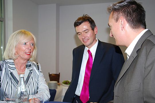 Marion Johl von der Santander Consumer Bank im Gespräch mit »kfz-betrieb«-Chefredakteur Wolfgang Michel und Martin Huber vom Autohaus MKM Huber aus Wasserburg. (Archiv: Vogel Business Media)