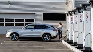 Derzeit gibt es an den mehr als 46.000 öffentlichen Ladesäulen in Deutschland kein einheitliches Bezahlsystem. (Bild: Daimler)