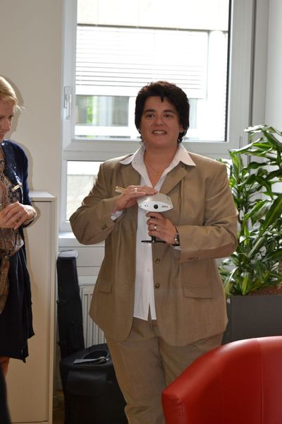 Sandra Arcodia, Technical Trainer DACH bei Axis Communications, zeigt die Unternehmensangaben zufolge, allererste IP-Kamera, welche 1996 von Axis entwickelt wurde. (Bild: Axis)