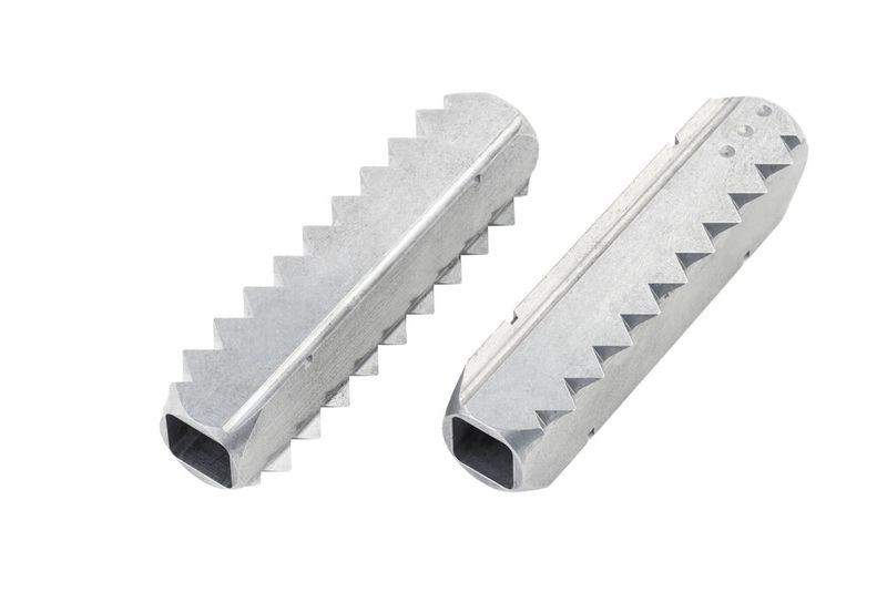 So sind die Verschleißmarkierungen ausgeführt, die als Kerben an zwei Stellen angebracht sind. Sie zeigen an, wenn das Reinigungswerkzeug des Auflagenleistenreinigers Trutool TSC 200 abgenutzt ist. (Bild: Trumpf)