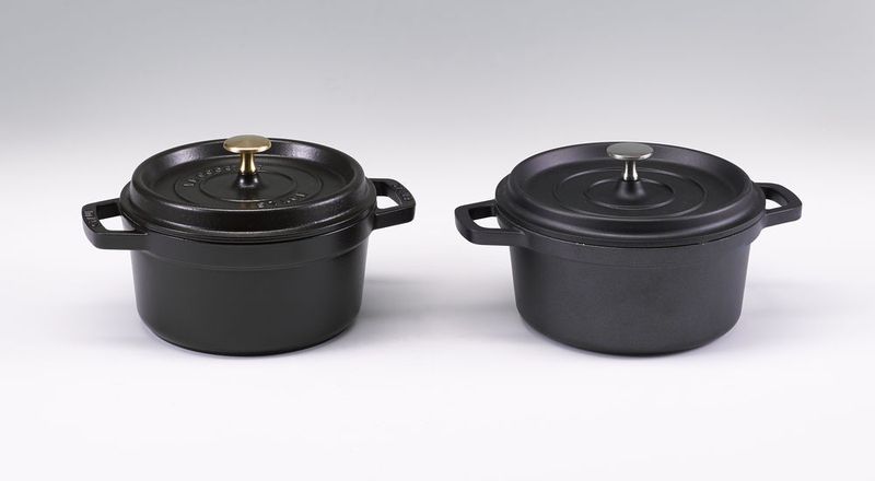 Platz drei für den gusseiserner Bräter „Staub Cocotte“, original von der Zwilling J.A. Henckels AG (links im Bild). Das Plagiat aus China wurde von diversen deutschen und europäischen Händlern vertrieben, die inzwischen strafbewehrte Unterlassungserklärungen abgegeben haben. Der Nachahmer hat alle charakteristischen Gestaltungsmerkmale des Originals 1:1 übernommen; allerdings ist das Plagiat nicht aus hochwertigem Gusseisen, sondern aus billigem Aluminium und kostet auch nur ein Zehntel des Originals. Dem Original-Bräter wurde wettbewerbliche Eigenart zuerkannt. (Bild: Aktion Plagiarius e.V.)