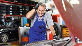 Die Fehlersuche ist zum Haareraufen? Mithilfe eines digitalen Speicheroszilloskops lassen sich zahlreiche Defekte und Störungen oftmals schneller und leichter auffinden. (Bild: JackF - stock.adobe.com)