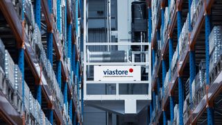 Das Viastore-Team in Bietigheim-Bissingen ist für die Fertigung der Regalbediengeräte zuständig – dafür sind viele unterschiedliche C-Teile im Lager vorrätig. Für Nachschub sorgt Kanban- Experte Otto Roth. (Bild: Viastore Group)