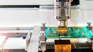 Brose und Itac wollen per IIoT-Plattform mit Edge-Lösungen die Durchlaufzeiten und die Fehler bei der SMT-Fertigung von Elektronikkomponenten optimieren. Lesen Sie hier, was die beiden Experten vorhaben. (Bild: Brose)