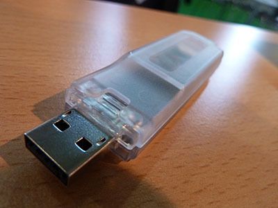 Der weltweit kleinste UHF-RFID-Reader war am Stand der Firma RF-Embedded
GmbH zu sehen. Per USB-Schnittstelle eigent sich der Reader zum Einsatz an jedem PC-Arbeitsplatz und bietet trotz geringer Baugröße vollen Funktionsumfang.  (Archiv: Vogel Business Media)