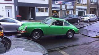 Meist schnallen professionelle Oldtimerdiebe vier „Car-Jacks“ unter die Räder eines Klassikers und ziehen ihn rasch auf einen Kippahnänger. Irgendwelche Sperren und selbst Antidiebstahlsysteme interessieren sie dann nicht. (Bild: Micare PS)