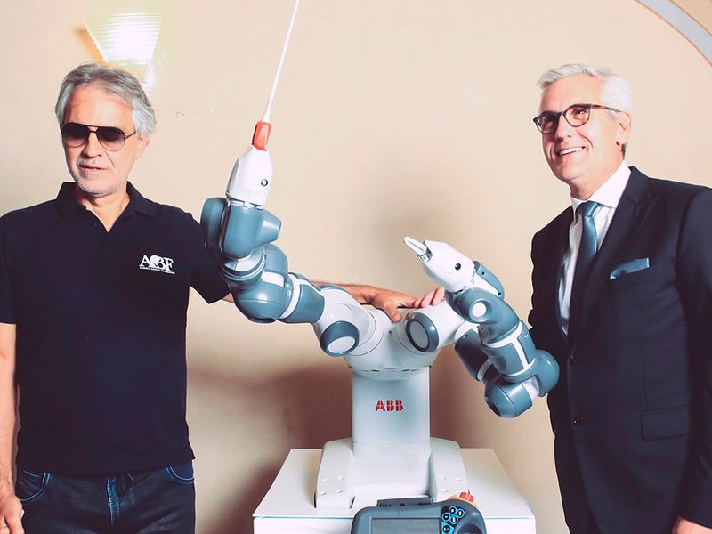 Andrea Bocelli, YuMi und Ulrich Spiesshofer, CEO ABB Group (ABB)