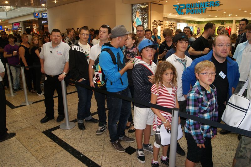 Groß und Klein waren gekommen - die ersten 1.000 Besucher bekamen ein T-Shirt geschenkt. (Archiv: Vogel Business Media)