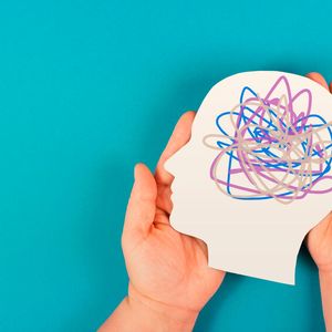 Verwenden Sie weniger Füllwörter und Phrasen. Aus Angst vor der Stille füllen viele Menschen die Pausen mit „ähm“ oder „ööh“. Diese Laute ergeben keinen Sinn und lassen Sie schnell unvorbereitet wirken. Akzeptieren Sie deshalb die Stille und verzichten Sie zudem darauf Phrasen, wie „denke ich mal“ einzuwerfen. Diese tragen meist nichts zum Satz bei, sondern lassen Sie unsicher in ihrer Argumentation wirken. Doch niemand lernt von heute auf morgen! Nehmen Sie sich bei einem Gespräch auf und achten Sie im Nachgang auf Ihre Wortwahl und den Sprechfluss. Auf diese Weise sensibilisieren Sie sich dafür und können aktiv daran arbeiten. (Bild:  © Berit Kessler – stock.adobe.com)