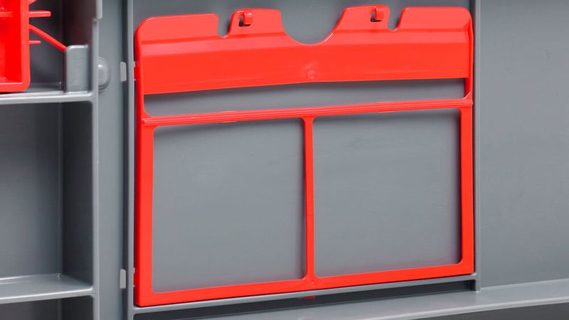 Eine Dokumentenhalterung an der Vorderwandklappe der neuen Gitterbox aus Kunststoff von Craemer bewahrt Kennzeichnungskarten oder Begleitpapiere sicher auf.  (Bild: Craemer Gruppe)