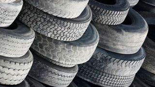 Dieser Anblick könnte bald enstpannender sein. Denn die BASF und Vaude wollen auf Basis chemisch recycelter Altreifen Polyamide herstellen, aus denen strapazierfähige Outdoor-Hosen werden. (Ja zur Umwelt)