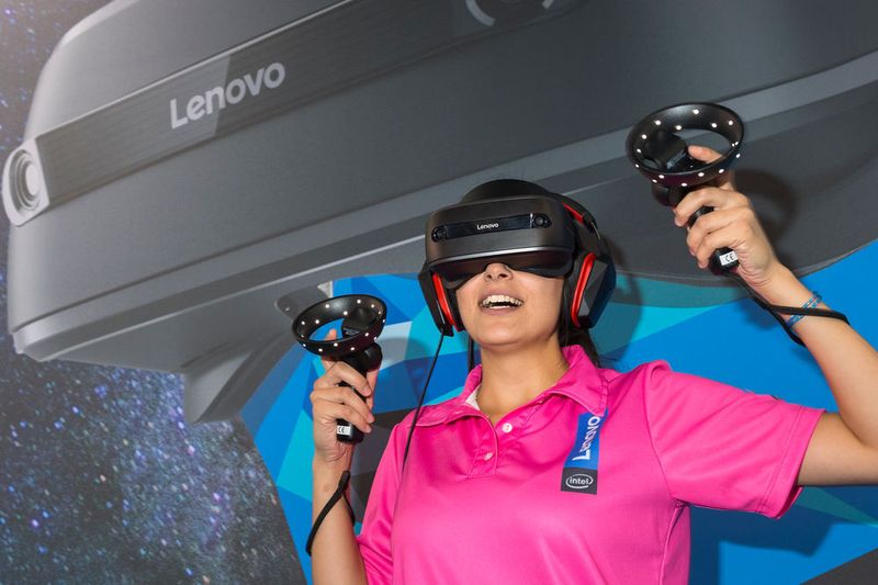 Demonstaration der Windows-MR-Brille Lenovo Explorer auf der IFA 2017. Die Position der Controller in den Handen wird durch die Kameras in der Brille erfasst. (Lenovo)