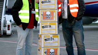 Frank Schlund (r.), General Manager von NCA Germany, und Douglas Borer, GF von Borer Air Cargo, brachten die ersten Pakete mit lebenden Tieren nach Frankfurt-Hahn. (Bild: Flughafen Frankfurt-Hahn)