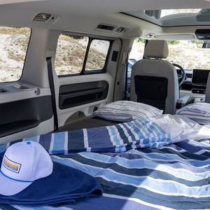 Die speziell entwickelte Campingausstattung besteht im Wesentlichen aus einer Schlafgelegenheit für zwei Personen mit einer ebenen Liegefläche von 2,03 x 1,20 Meter und einer neu entwickelten, 9 Zentimeter starken Komfort-Klappmatratze.(Bild:  VW)
