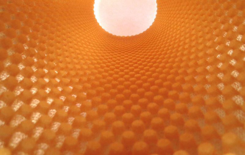 Die Drapierbarkeit der Noppenstruktur erleichtert die Herstellung geome-trisch komplexer Sandwichstrukturen. Verantwortlich dafür sind die separat ausgeformten Noppen. (Bild: Innomat)