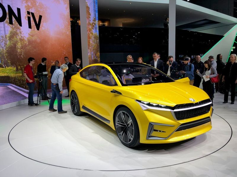 Mit der Studie Vision iV stellt Skoda einen Elektro-Crossover aus, der fast als geschrumpftes Tesla Model X durchgehen könnte.  (Michael Gebhardt/SP-X)