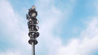 Regenmessen mit dem Mobilfunknetz: Je mehr Niederschlag fällt, desto schwächer wird das Signal, mit dem die Funkmasten Informationen austauschen. (Bild: Cynthia Ruf, KIT)