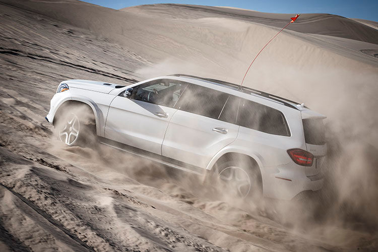 Der Test kommt nicht von ungefähr: Schließlich gehört es in Regionen wie Dubai mittlerweile längst zum guten Ton, mit seinem SUV durch die Wüste zu brettern. (Foto: Daimler)