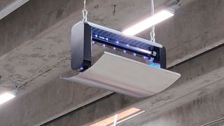 Rentokil Initial bietet mit der Lumnia Suspended eine hochwirksame und nachhaltige UV-LED-Licht-Falle für Fluginsekten, die für große, offene Bereiche mit hohen Hygieneanforderungen gedacht ist.  (Rentokil Initial)