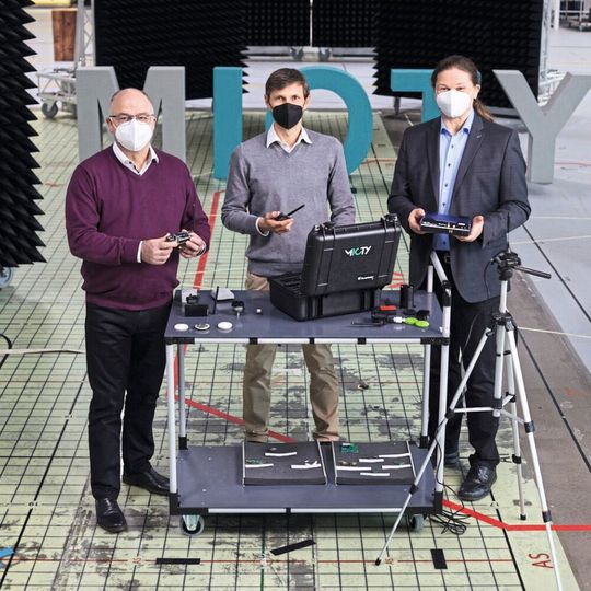 Gewinner des Joseph-von-Fraunhofer-Preises: Für das marktreif entwickelte Funkübertragungssystem Mioty wurden Prof. Michael Schlicht, Josef Bernhard und Dr. Gerd Kilian (v.l.n.r) ausgezeichnet.(Bild:  Fraunhofer IIS)