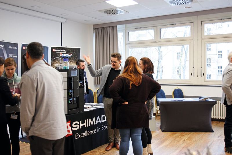 Shimadzu hat seine neue HPLC-Anlage Nexera IS inert mitgebracht, die besonders für die Analyse von Biomolekülen geeignet ist. (Bild: LABORPRAXIS/Dietz)