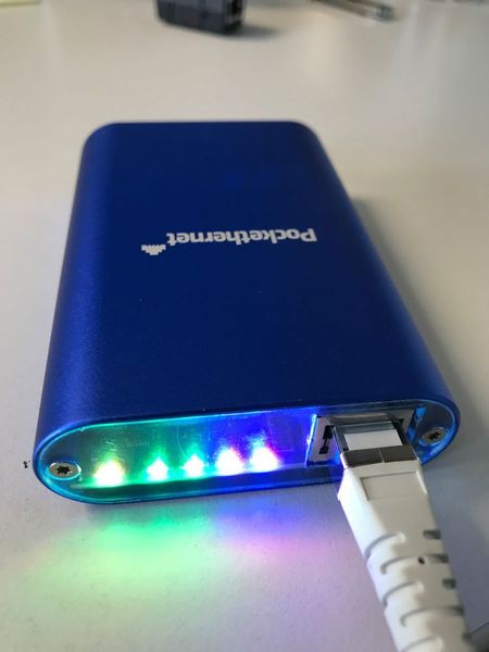 Allerdings muss man deren Bedeutung mangels Beschriftung auswendig wissen. Erschwert wird die Auswertung durch die sehr hellen LEDs, … (VIT)