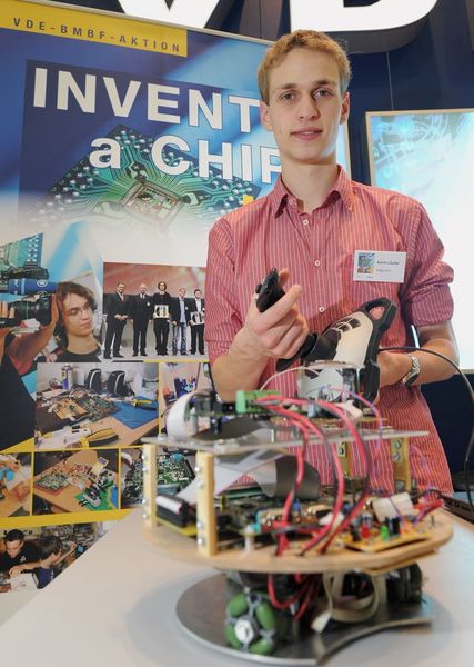 Kevin Läufer vom Gymnasium am Hoptbühl in Villingen hat im vergangenen Jahr  mit seinem Omni-Wheel-Drive-Controller den 2. Platz belegt. Dieser Controller soll dafür verwendet werden, einen Roboter mit seinen Omni-Wheels auf einer geraden Strecke laufen zu lassen.  (Bild: VDE)