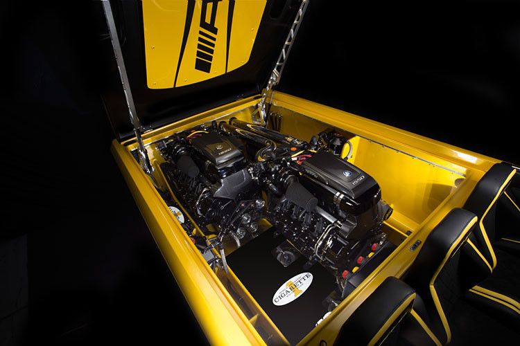 Der Antrieb des Bootes besteht aus zwei Mercury V8-Rennmotoren, die 1.550 PS leisten. Das Powerboot erreicht so eine geschätzte Spitzengeschwindigkeit von mehr als 217 km/h. (Foto: Daimler)