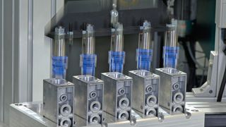 Bild 1: Zu sehen ist ein manuelles Montagesystem, das flexibel verkettet ist. (Bild: Fraunhofer-IAO)