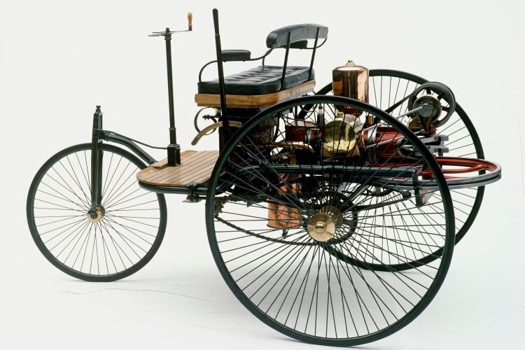Das erste Automobil der Welt, der Patent-Motorwagen von Carl Benz aus dem Jahr 1886, kam noch „ohne“ aus. Statt eines heute üblichen Lenkrads übertrug der Fahrer Richtungsänderungen an das Vorderrad per Kurbel. (Bild: Daimler)