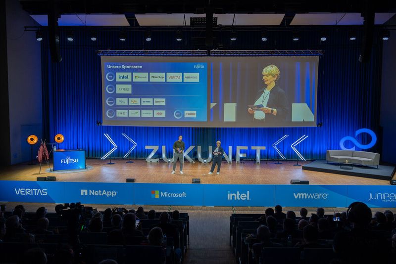 Lukas Voit und Birgit Schreiber von Fujitsu führen kompetent und informativ durch den Tag. (Bild: Vogel IT-Medien GmbH)