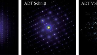 Abb. 1: Beugungsbild eines orientierten Kristalls (links), Beugungsbild eines unorientierten Kristalls (Mitte) und aus 121 Einzelbildern rekonstruierte dreidimensionale Intensitätsverteilung.  (Bild: Kolb et al., Universität Mainz)