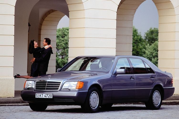Kein schlanker Fuß: Bei der 3. Generation der S-Klasse hatte Mercedes zumindest optisch aus Sicht einiger Kunden den Bogen überspannt. Intern wurde der W140 auch „Leo“ genannt, abgeleitet vom Leopardpanzer. (Foto: Daimler)