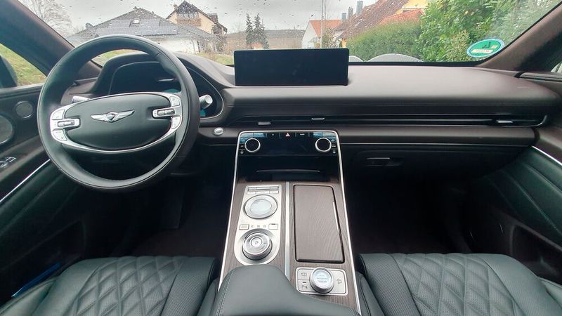 6. Der Innenraum: Das Interieur des GV80 wirkt geräumig und luxuriös. Die Zahl der Drehschalter und Tasten ist genau richtig dosiert. (Bild: Mauritz/VCG)