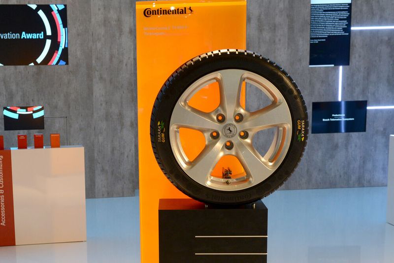 Und in der Kategorie Accessoires & Customizing siegte Continental mit dem Wintercontact TS 850 P, der aus Löwenzahn-Kautschuk „Taraxagum“ besteht. Für diese Enwicklung bekam der Hersteller auch den Geen-Award der Automechanika 2016. (Bild: Mack / »kfz-betrieb«)