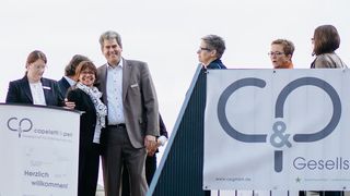 Empfang der Gäste durch Marc Schumacher (r., GF C&P) Verena Müller-Thiel (l., GF C&P) und Sandra Müller (C&P)  (Christoph Niemann)