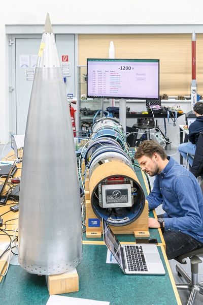 Das Modul wird im DLR zu der restlichen Rakete hinzugefügt. (Andreas Heddergott / TU München)