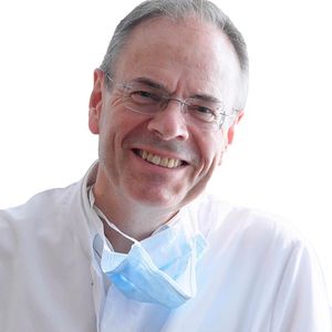 Prof. Prof. h.c. Dr. med. Thomas Lenarz leitet seit 1993 die Hals-Nasen-Ohrenklinik an der Medizinischen Hochschule Hannover. Er arbeitet schwerpunktmäßig auf dem Gebiet Hörimplantate, speziell Cochlea-Implantate, Hirnstammimplantate und Mittelhirnimplantate sowie implantierbare Hörgeräte. Prof. Lenarz ist seit 2010 Mitglied des DGBMT-Vorstands, seit 2013 Mitglied der Acatech und der Leopoldina Nationale Akademie der Wissenschaften und seit 2020 stimmberechtigtes Mitglied des Wissenschaftlichen Beirats des TÜV Süd sowie Mitglied des Expertenpools des Gemeinsamen Bundesausschusses (Innovationsausschuss).(Bild:  privat)