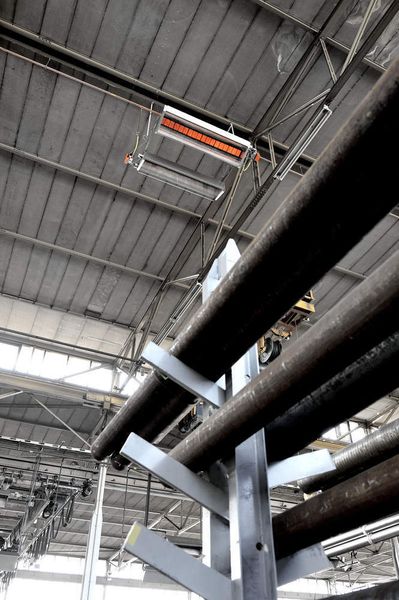 Auf etwa 10 m Höhe installiert, erwärmen die Hellstrahler heute den Materialzuschnitt. (Archiv: Vogel Business Media)