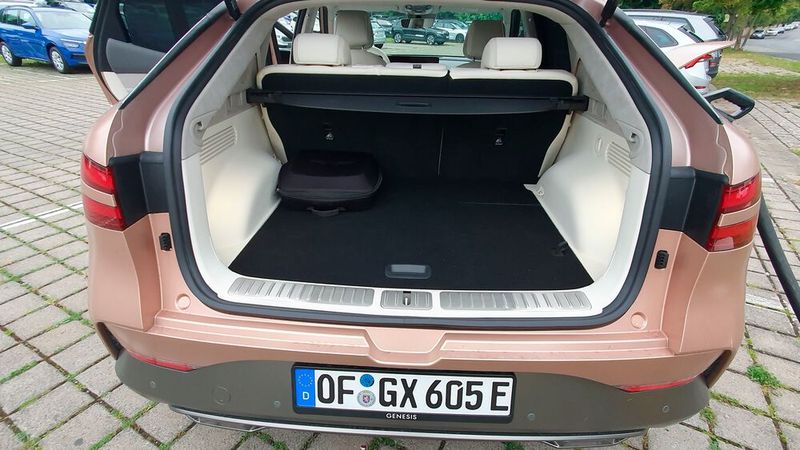 6. Das Platzangebot: Ein Raumwunder ist der Kofferraum zwar nicht, aber er ist ordentlich dimensioniert. Anders als im Innenraum hat sich Genesis hier für einen schwarzen Kofferraumteppich entschieden.  (Bild: Mauritz – VCG)