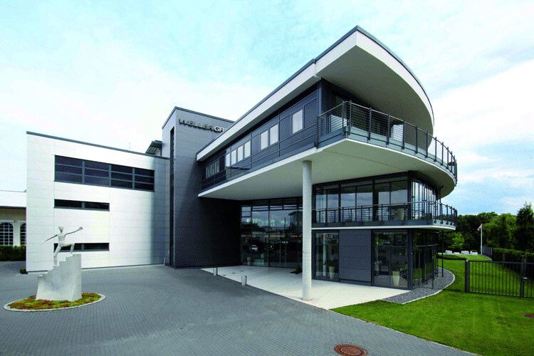 Die Zentrale der Wellergruppe in Berlin. Hier laufen die Fäden der 32 Betriebe der Mehrmarkenautohausgruppe zusammen. Unternehmensgründer und -lenker Burkhard Weller hat die eine Milliarde Umsatz weiter fest im Blick. (Foto: Wellergruppe)