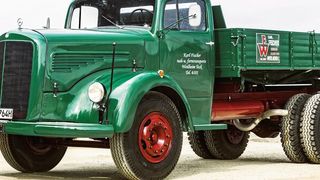 Der LK 315 aus dem Jahr 1955 ist einer der letzten Vertreter der „Hauber“-Generation. Ab diesem Zeitpunkt setzte Mercedes-Benz bei Lastwagen und Bussen auf das modernere Frontlenkerkonzept. (Bild:  Mercedes-Benz AG)