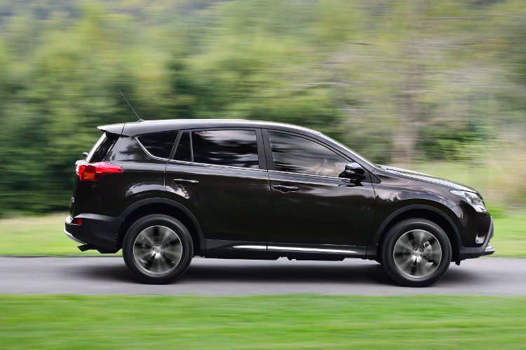 Auffällig sind große Radhäuser, schlanke Türen und ein stimmiges, wenn auch eckiges Heck. (Foto: Toyota)