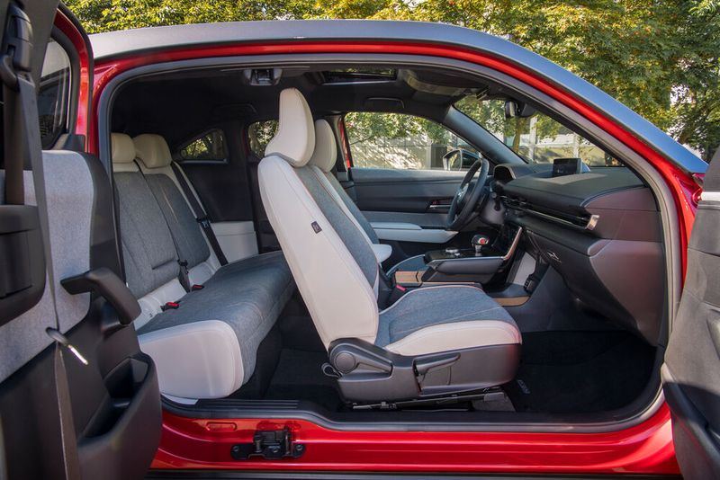 Beim Einstieg in den MX-30 stört keine B-Säule. (Bild: Mazda)