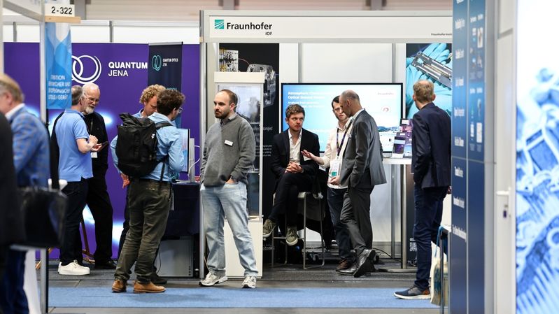 Aussteller wie Fraunhofer IOF präsentierten ihre aktuellen Entwicklungen in der Quantentechnologie.(Bild:  Karina Heßland-Wissel)