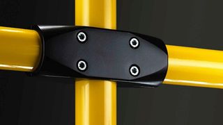 Die korrosionsbeständigen Aluminium-Rohrverbinder eignen sich zur unkomplizierten Schraub- und Steckmontage tragfähiger Maschinengeländer. (Bild: Brinck)