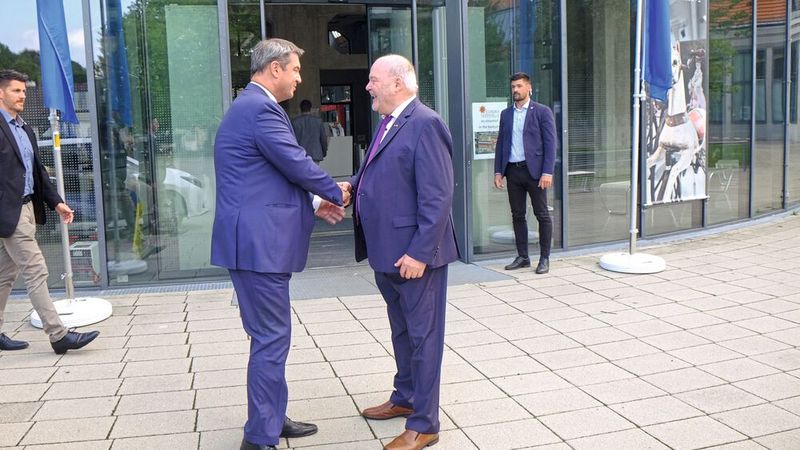 Sommerempfang Bayern: Albert Vetterl nimmt den Bayerischen Ministerpräsidenten Markus Söder am Eingang des Deutschen Museums in Empfang. (Bild: Zietz – »kfz-betrieb«)